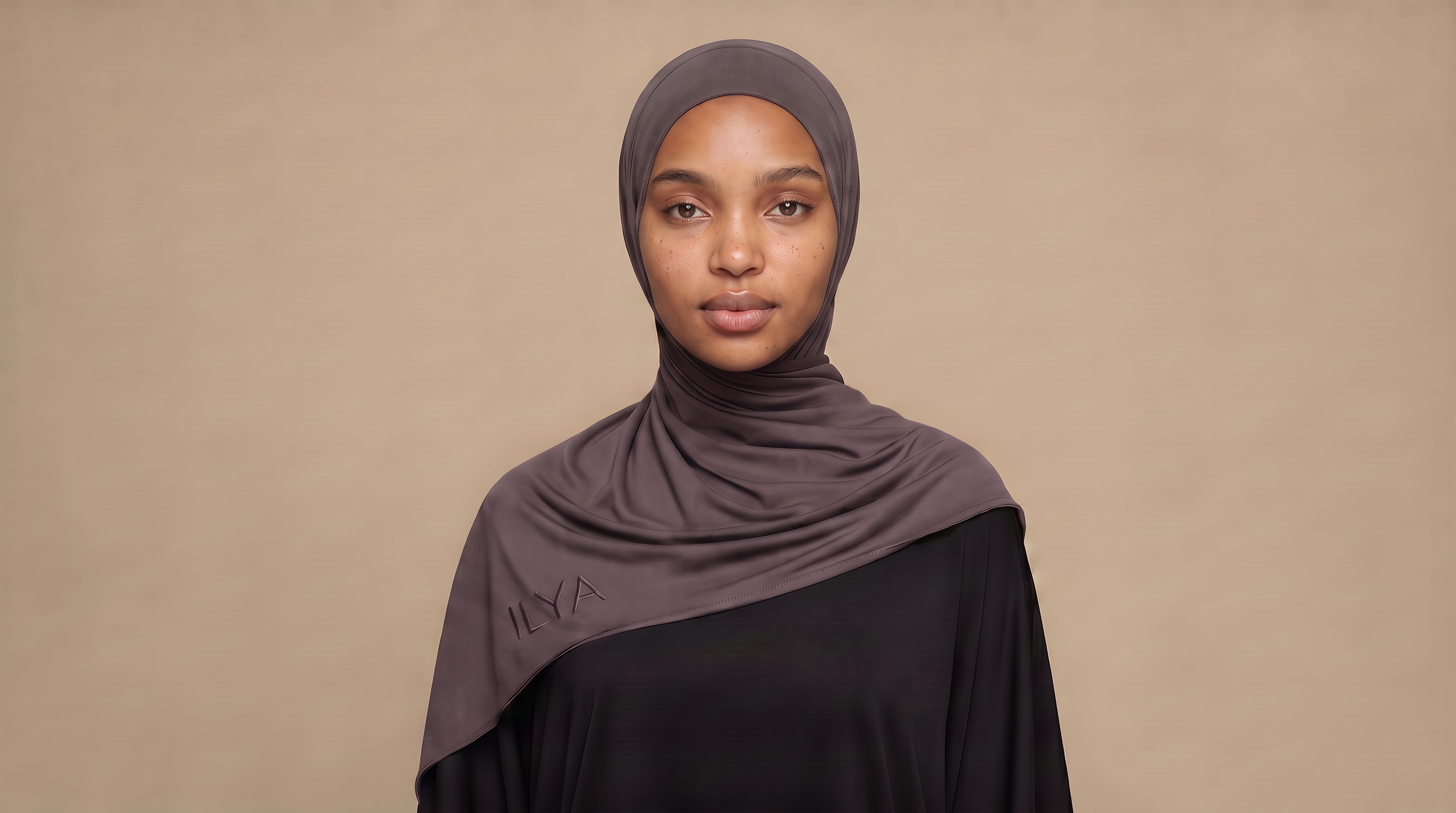 Hos ILYA finder du hijab i bløde, åndbare materialer, der sidder let mod huden og holder hele dagen, uanset om du er på arbejde, til fest eller på farten. 