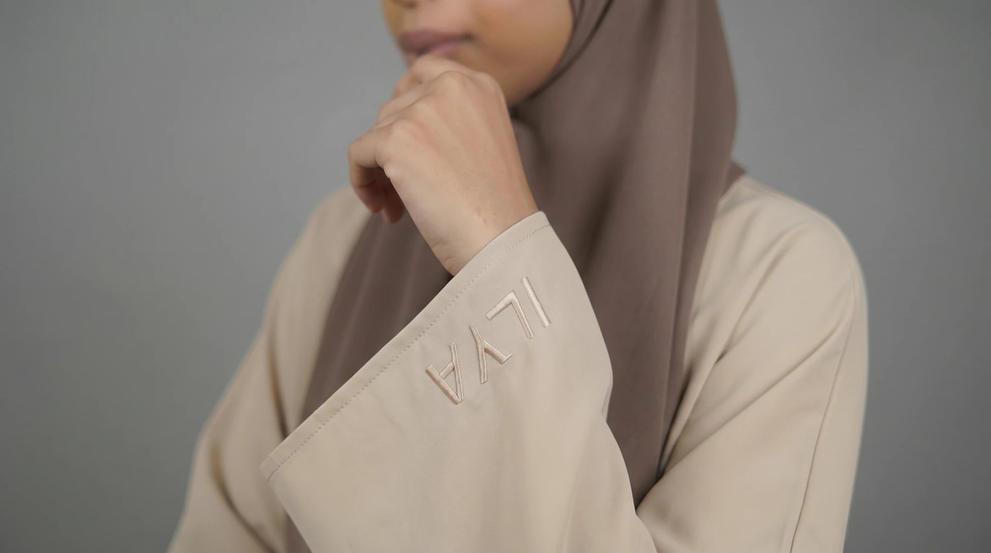 DRAPE ILYA PEARL SAND ABAYA