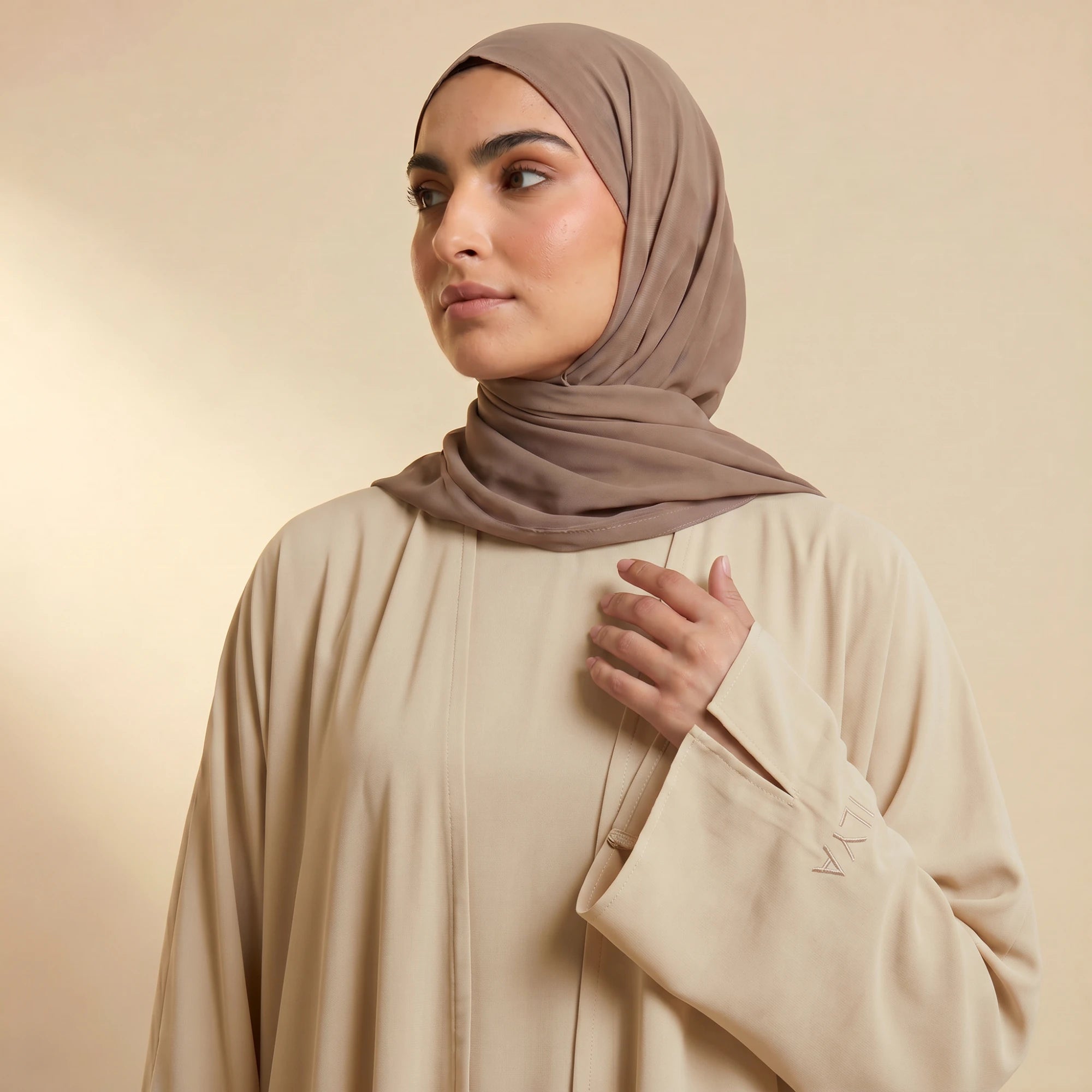 DRAPE ILYA PEARL SAND ABAYA
