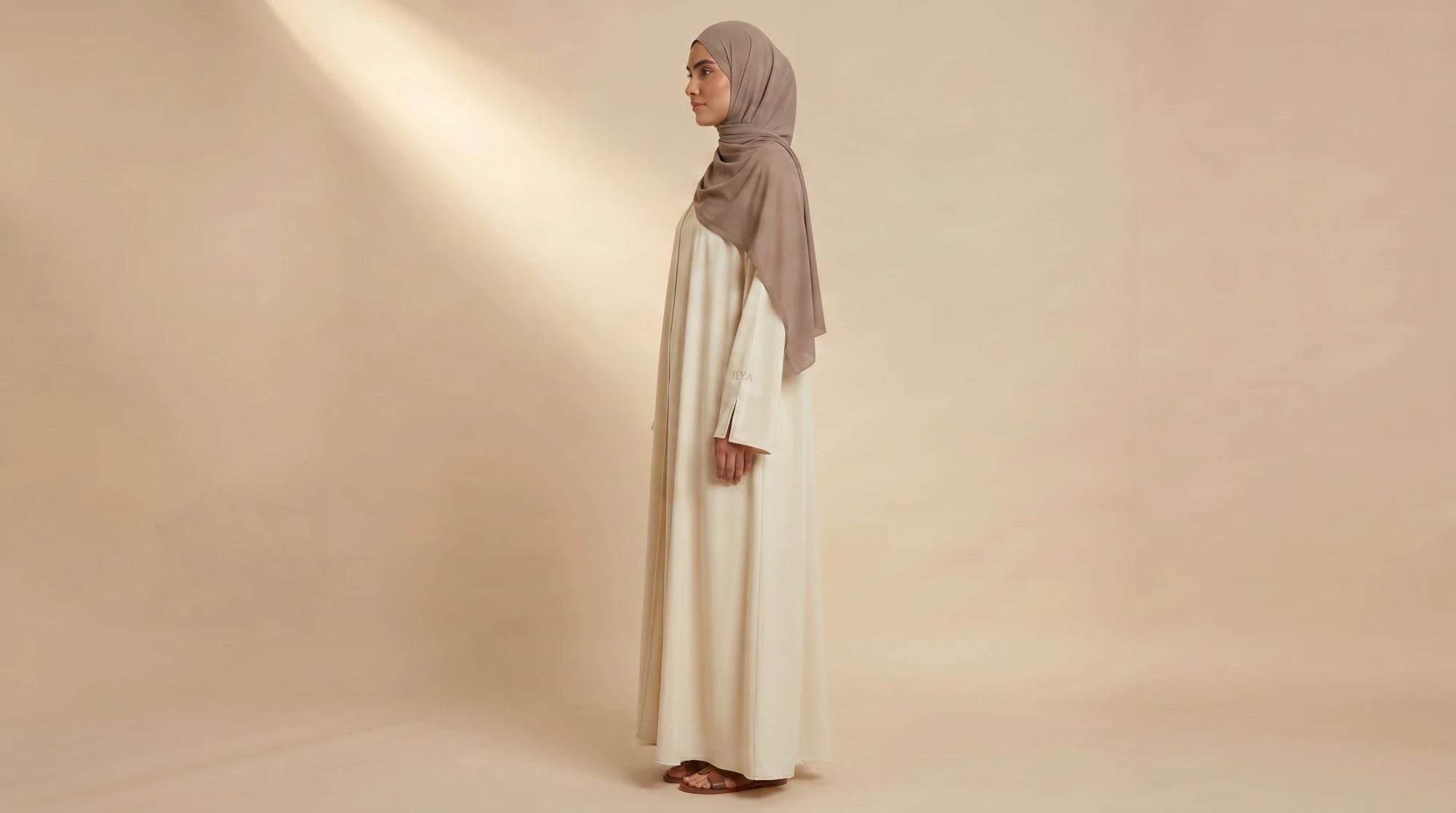 DRAPE ILYA PEARL SAND ABAYA